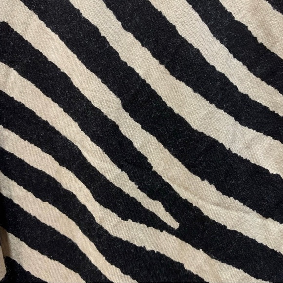 H&M top Short Sleeve Top Zebra print top Size
UK M Black and Beige stripes - Picture 3 of 5